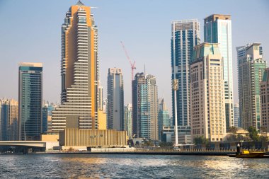 Dubai, BAE - 26 Ağustos 2024: Dubai Marina gökdelenleri tekneden panoramik manzara