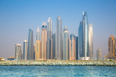 Dubai, BAE - 26 Ağustos 2024: Dubai Marina gökdelenleri tekneden panoramik manzara