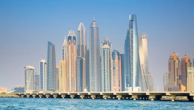 Dubai, BAE - 26 Ağustos 2024: Dubai Marina gökdelenleri tekneden panoramik manzara