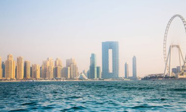 Dubai, BAE - 26 Ağustos 2024: Dubai Marina gökdelenleri tekneden panoramik manzara