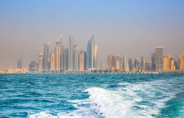 Dubai, BAE - 26 Ağustos 2024: Dubai Marina gökdelenleri tekneden panoramik manzara
