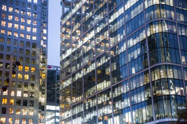 Londra, İngiltere - 8 Kasım 2024: Canary Wharf işletmesi ve Londra finans merkezi, akşam ışıkları. Ofis binaları ve şirketin gökdelenleri 