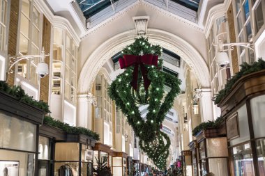 Londra, İngiltere - 8 Kasım 2024: Noel için Mayfair, Regent Caddesi 'nde alışveriş galerisi dekore edildi 