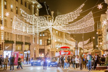 Londra, İngiltere - 8 Kasım 2024: Noel Ruhu, Piccadilly Sirki Noel ışıkları, Londra 2025 için aydınlatıldı. Sokaklar kalabalık, insanlar şenlikli atmosferin tadını çıkarıyor. 