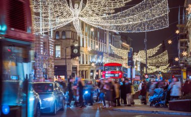 Londra, İngiltere - 8 Kasım 2024: Noel Ruhu, Piccadilly Sirki Noel ışıkları, Londra 2025 için aydınlatıldı. Sokaklar kalabalık, insanlar şenlikli atmosferin tadını çıkarıyor. 