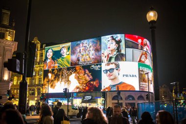 Londra, İngiltere - 8 Kasım 2024: Noel Ruhu, Piccadilly Sirki Noel ışıkları, Londra 2025 için aydınlatıldı. Sokaklar kalabalık, insanlar şenlikli atmosferin tadını çıkarıyor. 