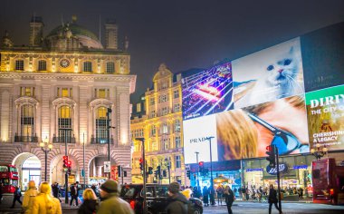 Londra, İngiltere - 8 Kasım 2024: Noel Ruhu, Piccadilly Sirki Noel ışıkları, Londra 2025 için aydınlatıldı. Sokaklar kalabalık, insanlar şenlikli atmosferin tadını çıkarıyor. 