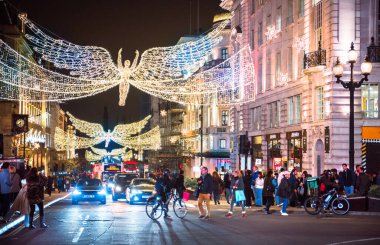 Londra, İngiltere - 8 Kasım 2024: Noel Ruhu, Piccadilly Sirki Noel ışıkları, Londra 2025 için aydınlatıldı. Sokaklar kalabalık, insanlar şenlikli atmosferin tadını çıkarıyor. 
