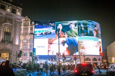 Londra, İngiltere - 8 Kasım 2024: Noel Ruhu, Piccadilly Sirki Noel ışıkları, Londra 2025 için aydınlatıldı. Sokaklar kalabalık, insanlar şenlikli atmosferin tadını çıkarıyor. 
