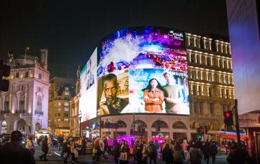 Londra, İngiltere - 8 Kasım 2024: Noel Ruhu, Piccadilly Sirki Noel ışıkları, Londra 2025 için aydınlatıldı. Sokaklar kalabalık, insanlar şenlikli atmosferin tadını çıkarıyor. 