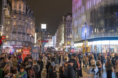 Londra, İngiltere - 8 Kasım 2024: Noel Ruhu, Leicester Meydanı Noel ışıkları, Londra 2025 için aydınlatıldı. Sokaklar kalabalık, insanlar şenlikli atmosferin tadını çıkarıyor. 