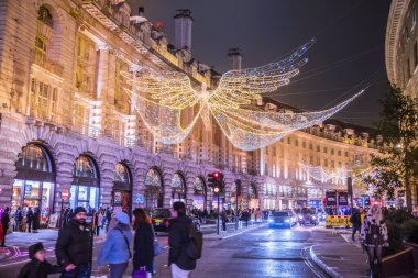 Londra, İngiltere - 8 Kasım 2024: Noel Ruhu, Regent sokağı Noel ışıkları, Londra 2025 için aydınlatıldı. Kalabalık cadde, insanlar ışıkların tadını çıkarıyor, yürüyor, alışveriş yapıyor. 