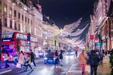 Londra, İngiltere - 8 Kasım 2024: Noel Ruhu, Regent sokağı Noel ışıkları, Londra 2025 için aydınlatıldı. Kalabalık cadde, insanlar ışıkların tadını çıkarıyor, yürüyor, alışveriş yapıyor. 