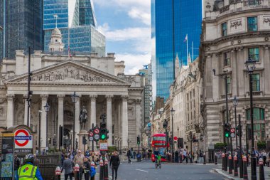 Londra, İngiltere - 30 Nisan 2024: Bank of England Meydanı 'nda borsa binası. Londra şehrinde yürüyen insanlar