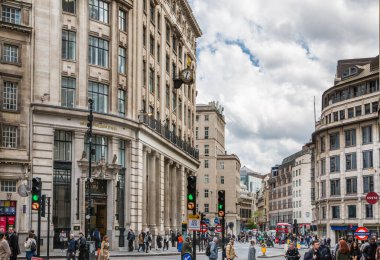 Londra, İngiltere - 7 Mayıs 2024: Yoldaki arabalar ve otobüslerle anıt kavşağı, yoldan geçen insanlar