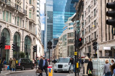 Londra, İngiltere - 7 Mayıs 2024: Yoldaki arabalar ve otobüslerle anıt kavşağı, yoldan geçen insanlar