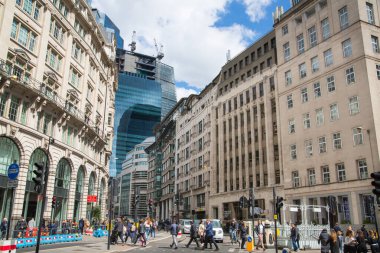 Londra, İngiltere - 7 Mayıs 2024: Yoldaki arabalar ve otobüslerle anıt kavşağı, yoldan geçen insanlar