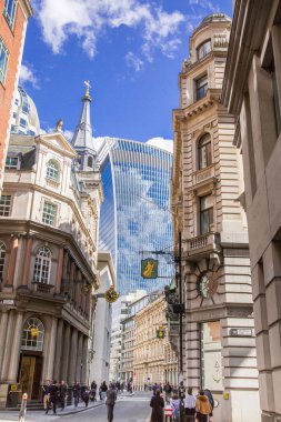 Londra, İngiltere - 7 Mayıs 2024: Londra şehri, Bishop 's gate street view with office skyscrapers