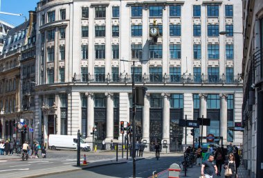 Londra, İngiltere - 7 Mayıs 2024: Yoldaki arabalar ve otobüslerle anıt kavşağı, yoldan geçen insanlar