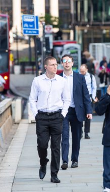 Londra, İngiltere - 7 Mayıs 2024: İş adamları İngiltere Merkez Bankası kavşağında Londra şehrinde yürüyorlar