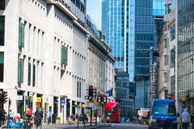 Londra, İngiltere - 7 Mayıs 2024: Yoldaki arabalar ve otobüslerle anıt kavşağı, yoldan geçen insanlar