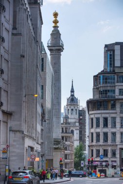 Londra, İngiltere - 7 Mayıs 2024: Yoldaki arabalar ve otobüslerle anıt kavşağı, yoldan geçen insanlar