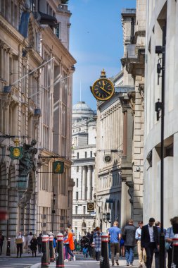 Londra, İngiltere - 7 Mayıs 2024: İş adamları İngiltere Merkez Bankası kavşağında Londra şehrinde yürüyorlar