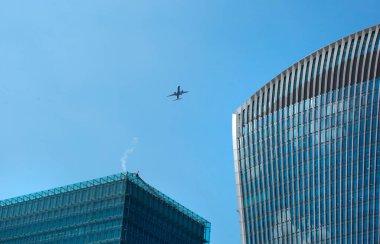 Londra, İngiltere - 7 Mayıs 2024: Londra 'nın arka planında gökdelenler olan eski sokak manzarası