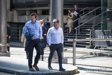 Londra, İngiltere - 7 Mayıs 2024: İş adamları öğle arası freninde Londra şehrinde yürüyorlar