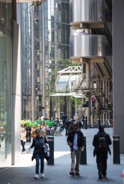 Londra, İngiltere - 7 Mayıs 2024: İş adamları öğle yemeği saatinde Londra 'da yürüyorlar