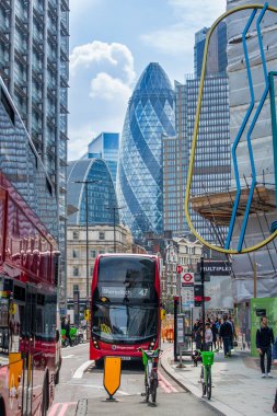 Londra, İngiltere - 7 Mayıs 2024: Londra şehri, Bishop 's gate street view with office skyscrapers and walking people