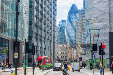 Londra, İngiltere - 7 Mayıs 2024: Londra şehri, Bishop 's gate street view with office skyscrapers and walking people