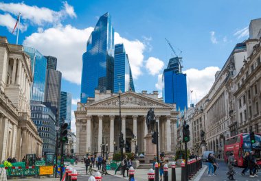 Londra, İngiltere - 30 Nisan 2024: Bank of England Meydanı 'nda borsa binası. Londra şehrinde yürüyen insanlar