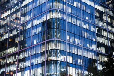 Londra, İngiltere - 8 Kasım 2024: Canary Wharf işletmesi ve Londra finans merkezi, akşam ışıkları. Ofis binaları ve şirketin gökdelenleri 