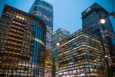 Londra, İngiltere - 8 Kasım 2024: Canary Wharf işletmesi ve Londra finans merkezi, akşam ışıkları. Ofis binaları ve şirketin gökdelenleri 