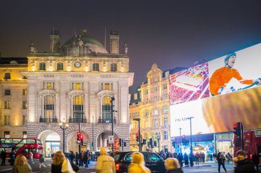 Londra, İngiltere - 8 Kasım 2024: Noel Ruhu, Piccadilly Sirki Noel ışıkları, Londra 2025 için aydınlatıldı. Sokaklar kalabalık, insanlar şenlikli atmosferin tadını çıkarıyor. 
