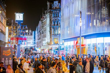 Londra, İngiltere - 8 Kasım 2024: Leicester Meydanı 'nda Noel pazarı 2025 için aydınlatıldı. Sokaklar kalabalık, insanlar şenlikli atmosferin tadını çıkarıyor. 