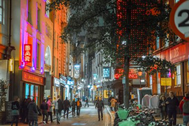 Londra, İngiltere - 8 Kasım 2024: Noel Ruhu, Soho West Noel ışıklarını söndürdü, Londra 2025 için aydınlatıldı. Sokaklar kalabalık, insanlar şenlikli atmosferin tadını çıkarıyor. 