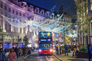 Londra, İngiltere - 8 Kasım 2024: Noel Ruhu, Regent sokağı Noel ışıkları, Londra 2025 için aydınlatıldı. Kalabalık cadde, insanlar ışıkların tadını çıkarıyor, yürüyor, alışveriş yapıyor. 