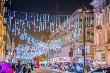 Londra, İngiltere - 8 Kasım 2024: Noel Ruhu, Oxford sokak Noel ışıkları, Londra 2025 için aydınlatıldı. Kalabalık cadde, insanlar ışıkların tadını çıkarıyor, yürüyor, alışveriş yapıyor. 