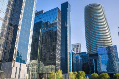 Londra, İngiltere - 30 Temmuz 2024: Canary Wharf işi ve günbatımında kurumsal gökdelenleri olan bankacılık.