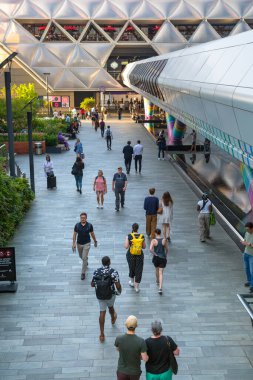 Londra, İngiltere - 30 Temmuz 2024: Canary Wharf işi ve gün batımında bankacılık. Metroyla sokak manzarası, yeraltı girişi