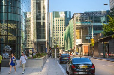 Londra, İngiltere - 30 Temmuz 2024: Canary Wharf işi ve günbatımında kurumsal gökdelenleri olan bankacılık.