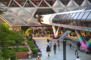 Londra, İngiltere - 30 Temmuz 2024: Canary Wharf işi ve gün batımında bankacılık. Metroyla sokak manzarası, yeraltı girişi