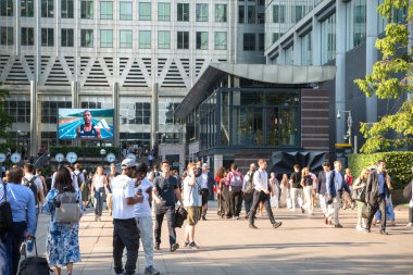 Londra, İngiltere - 30 Temmuz 2024: Canary Wharf işi ve gün batımında bankacılık. Metroyla sokak manzarası, yeraltı girişi