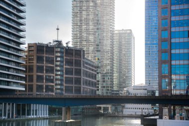 Londra, İngiltere - 30 Temmuz 2024: Canary Wharf işi ve günbatımında kurumsal gökdelenleri olan bankacılık.