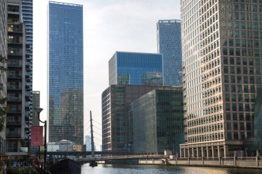 Londra, İngiltere - 30 Temmuz 2024: Canary Wharf işi ve günbatımında kurumsal gökdelenleri olan bankacılık.