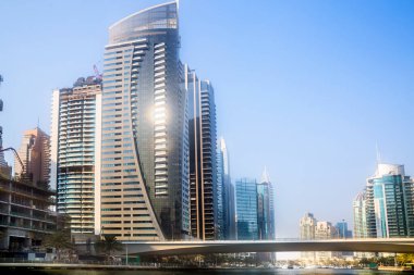  Dubai Marina gökdelenleri gün batımında görünüyor. Tekneden panoramik görünüm