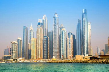  Dubai Marina gökdelenleri gün batımında görünüyor. Tekneden panoramik görünüm