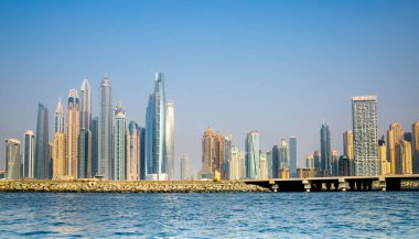  Dubai Marina gökdelenleri gün batımında görünüyor. Tekneden panoramik görünüm